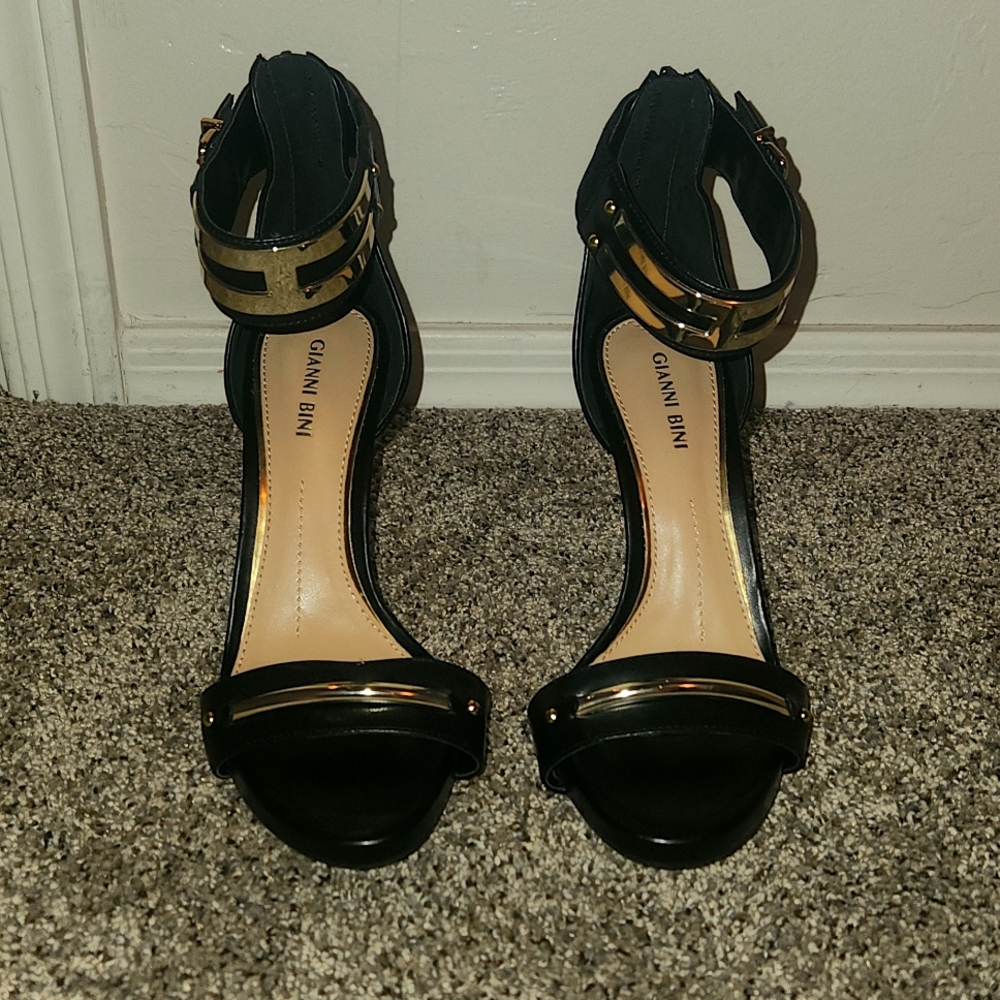 NWOT Gianni Binni Heels